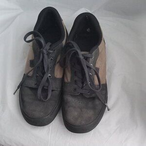 DC men's skateboarding, running shoes beige/dark grey or navy blue size 9.5